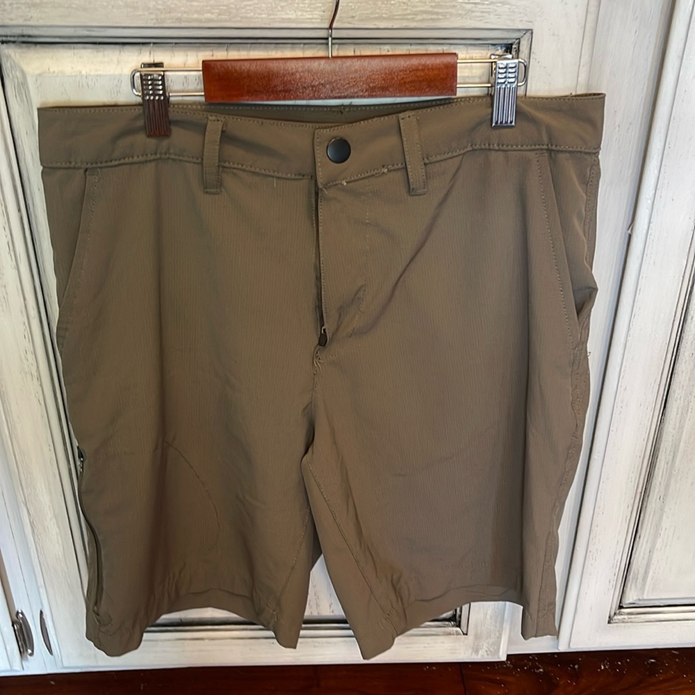 Men’s shorts 32 inch waist Sonoma flexwear 2 pocket front & back 1 zipper pocket